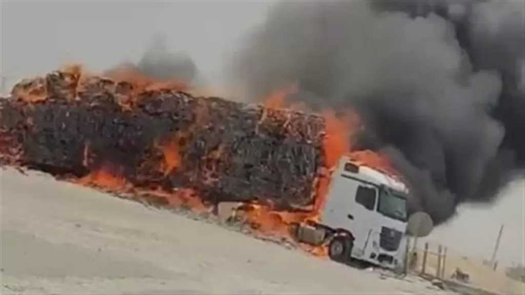 السيطرة على حريق داخل سيارة نقل بالطريق الإقليمي دون إصابات