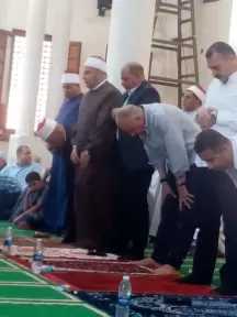وزير الري يؤدي صلاة الجمعة بمسجد التوبة بقناطر إدفينا
