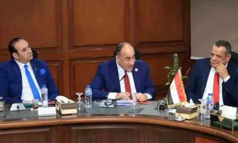 عمرو رشاد يستثمر اجتماع الكتلة البرلمانية بـ”حماة الوطن” مع محافظ الجيزة لطرح ملفات الصحة والتعليم وأرض اللواء وأبو رواش