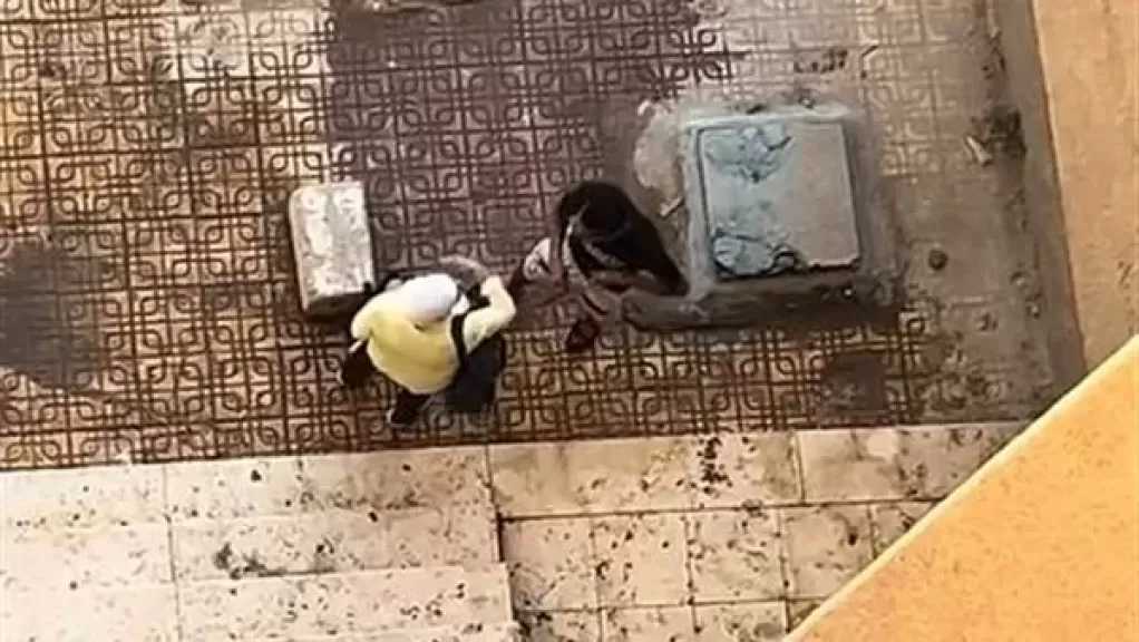 سيدة تعتدي على عمال نظافة أمام إحدى العمارات وجارة تدافع عنهم: «كمل شغلك»