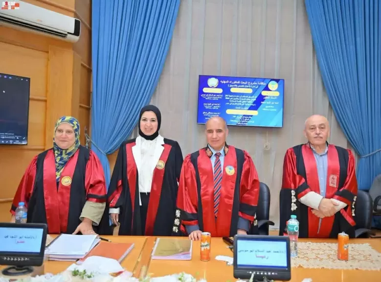 الباحثة مع لجنة المناقشة 