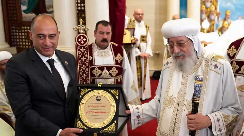 النائب محمد جبريل يكرم قداسة البابا تواضروس الثاني خلال تدشين كنيسة الأنبا شنودة بالقباري بالإسكندرية