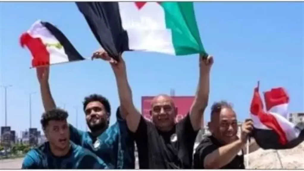 حسام حسن يرفع علم فلسطين
