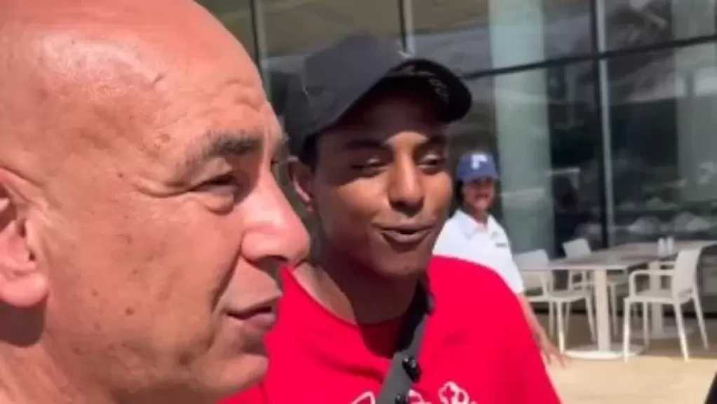 أول تعليق من عامل الدليفري بعد استقبال منتخب مصر: لحظة عمري ولن أنساها
