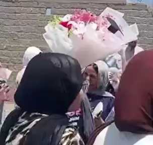 بالورود والشوكولاتة والبلالين.. أولياء الأمور يستقبلون أبناءهم أمام لجان الثانوية العامة بالبحيرة في آخر أيام الامتحانات