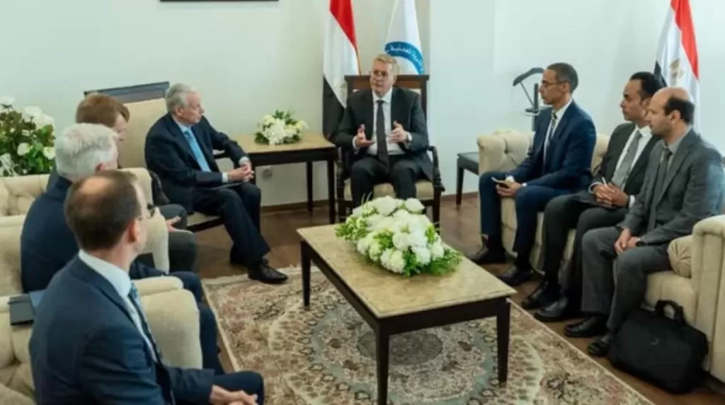 جانب من اجتماع وزير البترول