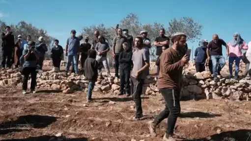 مستوطنون يشعلون النار في ممتلكات الفلسطينيين ببلدة عوريف جنوب نابلس