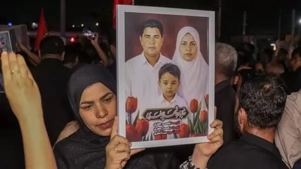 صورة العائلة الإيرانية التي قتلتها الصواريخ الأمريكية