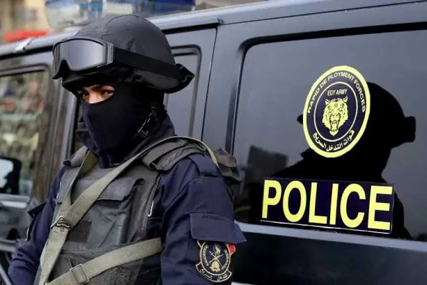 حملة أمنية تضبط 20 فتاة و 5 زجاجات ويسكي على مركب سياحي بالعجوزة