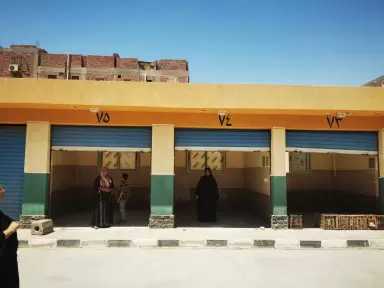 بدء العمل في السوق الحضاري الجديد بالصف بعد تسليم المحلات للباعة