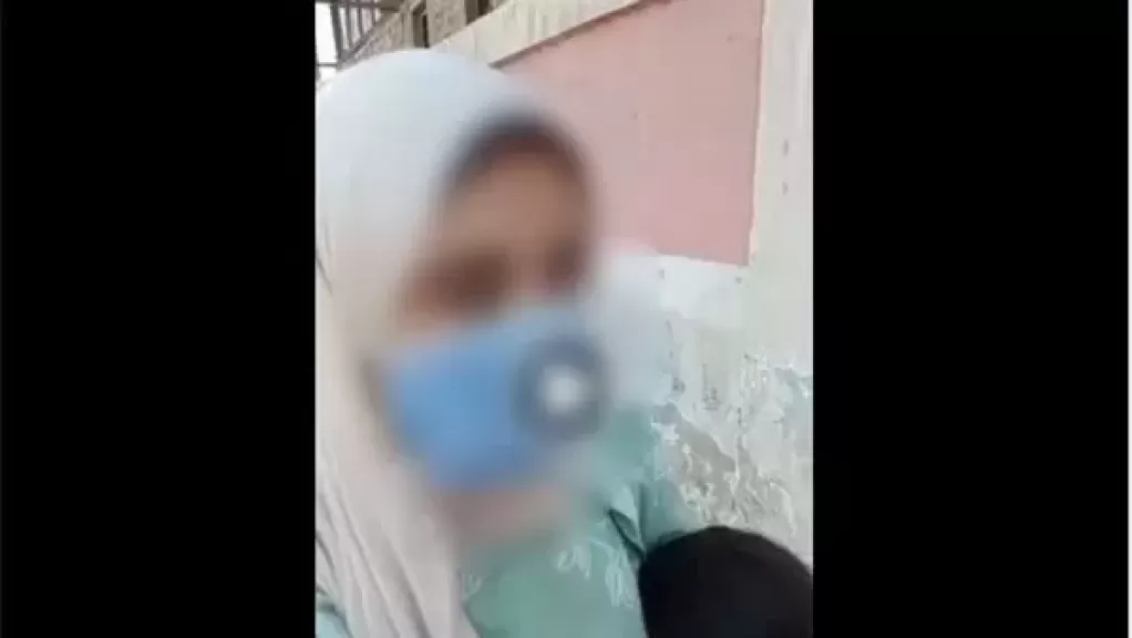 مسن يتعدى على طفلة