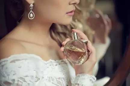 وصفات طبيعية تجعل عطرك فواحًا طوال اليوم.. خطوات بسيطة لثبات الرائحة وانتشارها