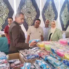 استعدادًا لافتتاحه..رئيس كوم حمادة يتابع تجهيز معرض «أهلاً بالمدارس»
