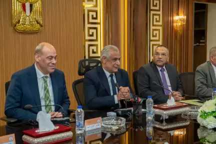 وزير الدولة للإنتاج الحربي يبحث مع رئيس الهيئة الاقتصادية لقناة السويس سبل تكامل القدرات الوطنية لتعزيز الاستثمارات ودعم المشروعات التنموية