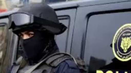 فيديو متداول لواقعة دهس عامل بدراجة نارية في النزهة.. والأمن يفحص ملابسات الحادث