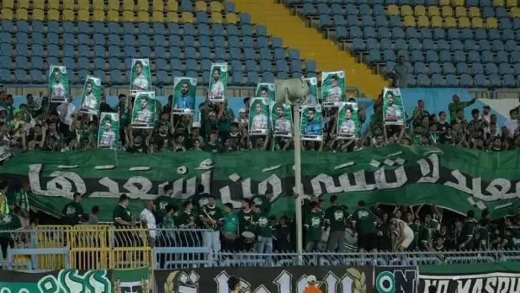 جماهير المصري ترفع لافتات بصور لاعبيها: بورسعيد لا تنسي من أسعدها