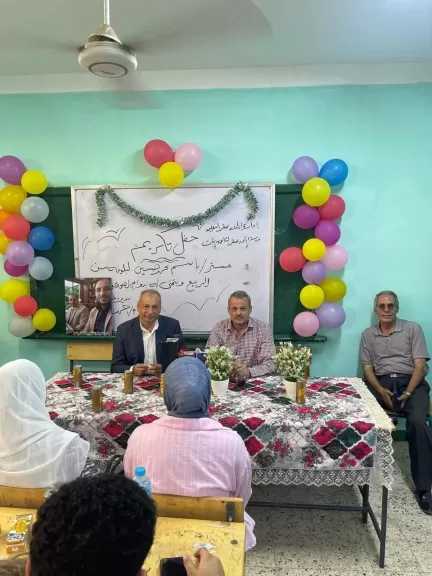 ”أولاد صقر الثانوية بنات” تكرم الأستاذ باسم محمد كبير معلمي اللغة الإنجليزية بمناسبة بلوغه سن الرببع
