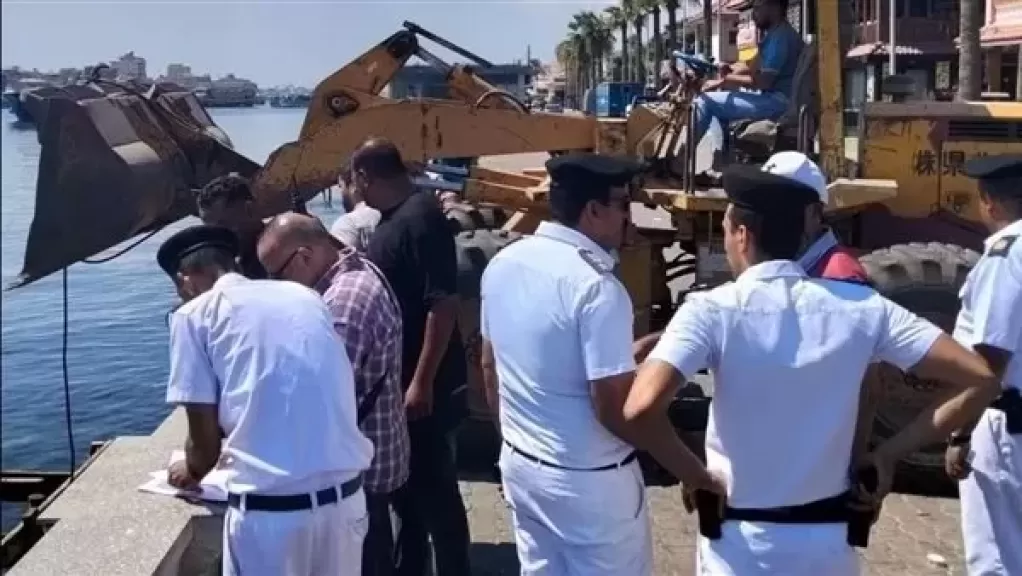 إزالة 9 مراسي مخالفة على النيل في رأس البر