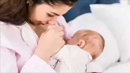الصحة تحذر من إهمال الرضاعة الطبيعية: أول 6 أشهر مرحلة حاسمة لنمو الطفل