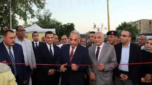 محافظ الإسماعيلية يترك منصة الافتتاح ويفتح ملف الأسعار بنفسه في معرض «أهلاً مدارس 2026»