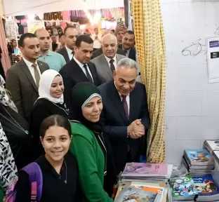 من «نفسي أشتري حاجات كتير» إلى «خدي كل اللي إنتِ عايزاه».. محافظ الإسماعيلية ل” الطفلة نجوى” وخدى لحمة كمان على حسابي ”
