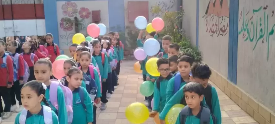 «ورود وحلوى وأعلام مصرية»..مدارس البحيرة تستقبل تلاميذها فى بداية العام الدراسى الجديد