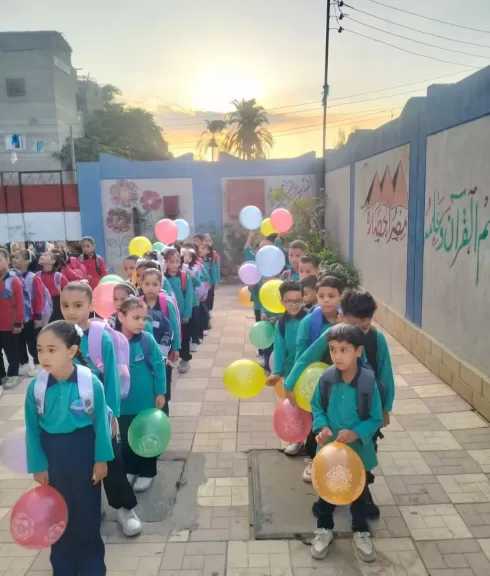«ورود وحلوى وأعلام مصرية»..مدارس البحيرة تستقبل تلاميذها فى بداية العام الدراسى الجديد