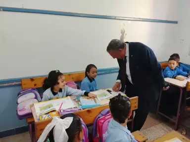 طابور الصباح والإذاعة المدرسية وتحية العلم.. وكيل تعليم البحيرة يتابع انطلاق الدراسة بمدارس بندر دمنهور