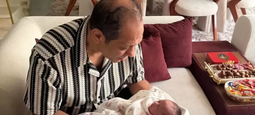 الكاتب الصحفي محمد يوسف يهنئ رجل الأعمال رجب الشاعر ونجله بقدوم حفيدته الأمورة ”ديالا”