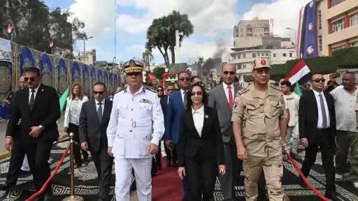 محافظ البحيرة وقائد المنطقة الشمالية العسكرية ومدير الأمن يشهدون إيقاد الشعلة بميدان الحرية برشيد