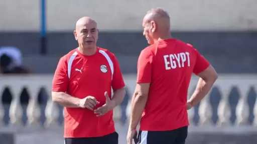 منتخب مصر يتدرب على النجيل الصناعي قبل السفر لجنوب السودان.. و23 لاعبًا في المران