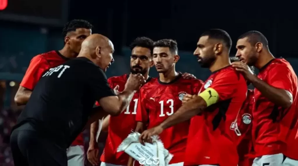  حسام حسن مع لاعبي منتخب مصر 