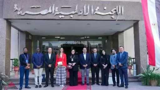 ياسر إدريس يهدي قلادة اللجنة الأولمبية لرئيسة الاتحاد الدولي للريشة الطائرة