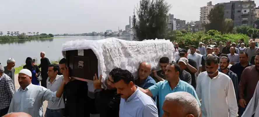 بدل فستان الزفاف كفن الرحيل.. أسرة مضيفة الطيران عزة رمزي تودع ابنتها بـ«مفرش زفافها» وزغاريد في جنازة مهيبة بالبحيرة