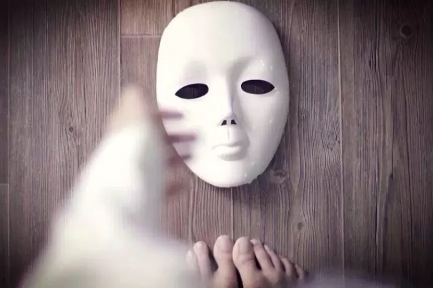 قناع الإنسانية 