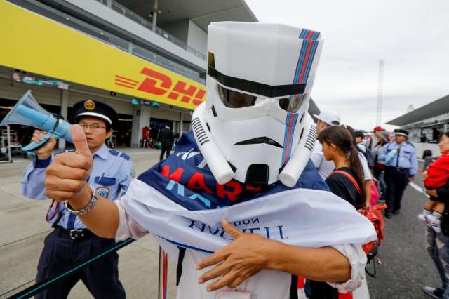 مشجعون سباق فورميولا في اليابان بأقنعة حرب النجوم ورواد الفضاء