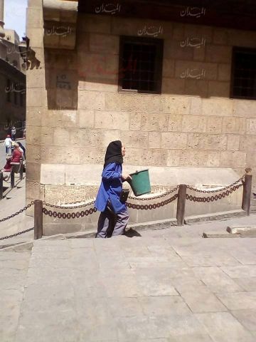 عمال نظافة في شارع المعز